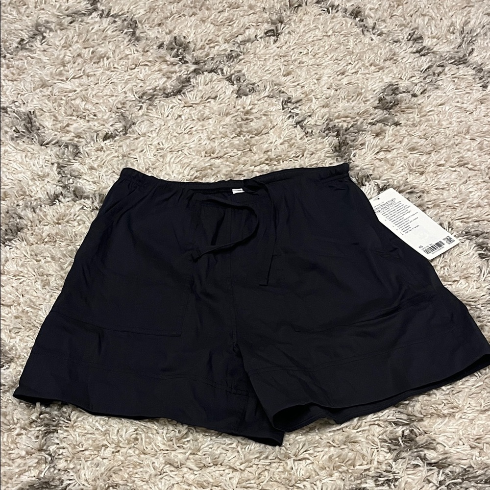 Lululemon cotton-blend poplin high-rise short 4”. Size xs. Black. New with tags.